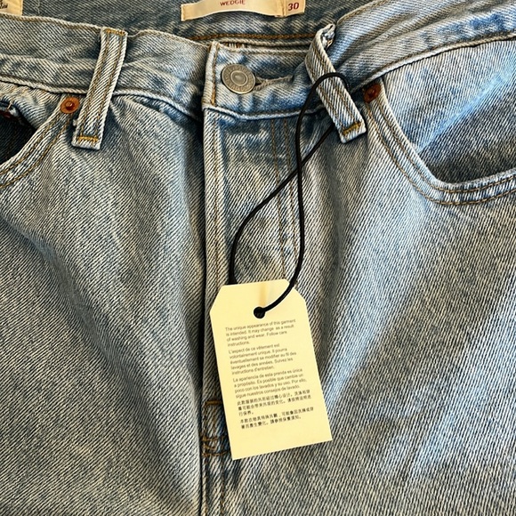 Levi's Premium WEDGIE FIT Light Wash Size 30, High Rise, Straight Leg Distressed - Picture 7 of 17